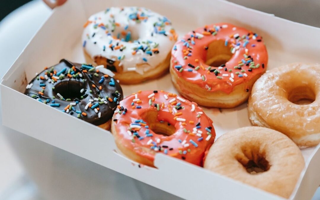 Donuts: le gustose ciambelle che donano colore e gusto alla vetrina di un bar