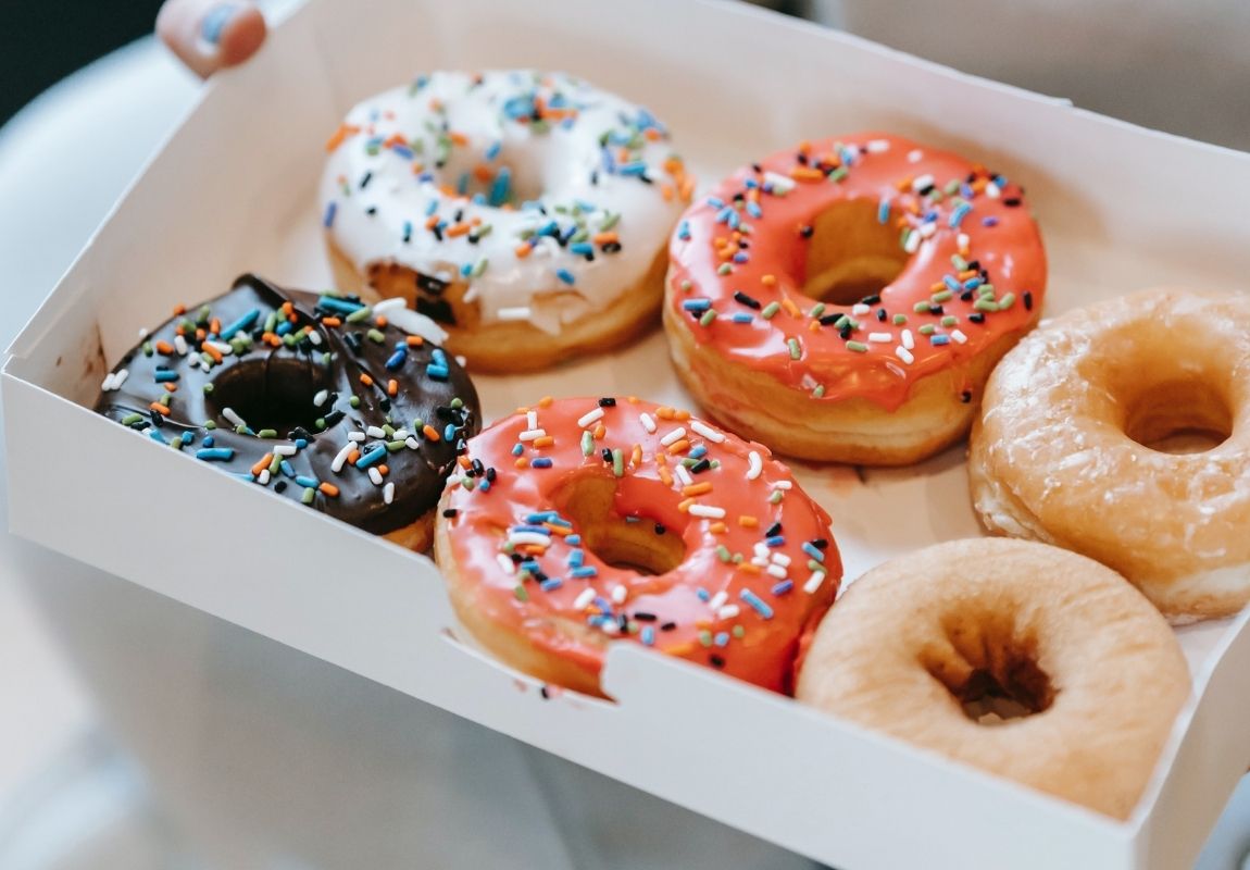 Donuts: le ciambelle che donano colore e gusto alla vetrina